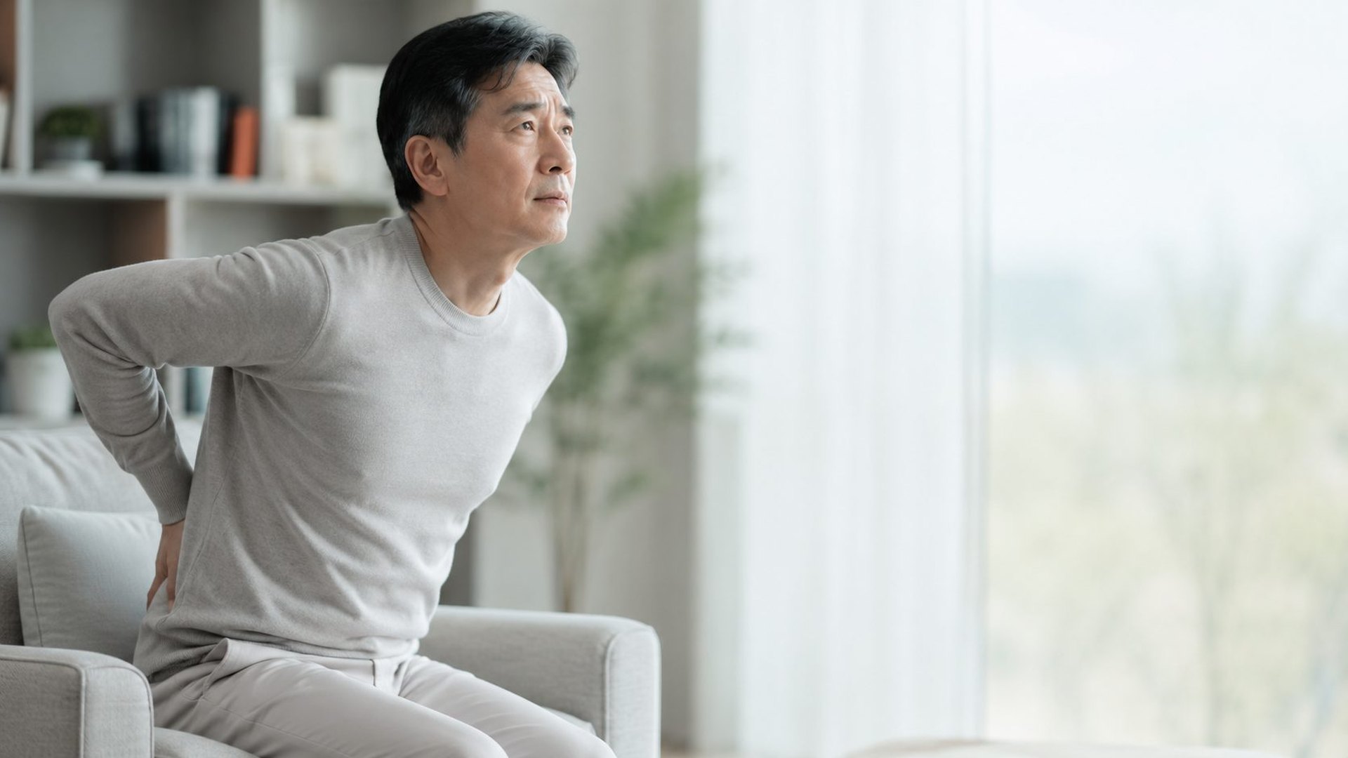 허리에 손을 얹고 다리로 이어지는 불편을 확인하는 모습