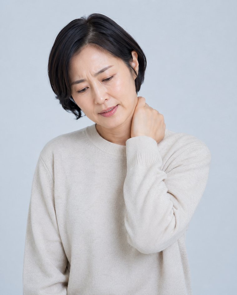 목과 어깨가 반복적으로 뻐근한 경우